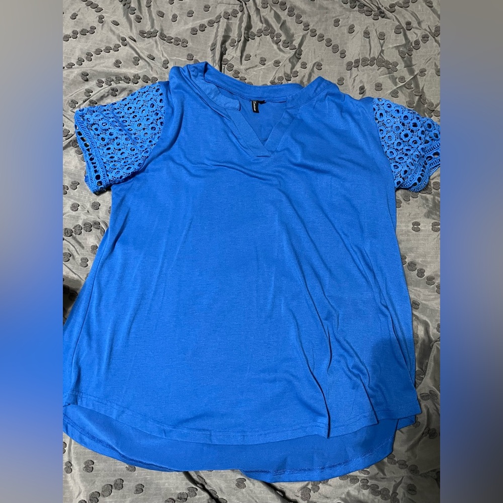 Eyelet sleeve top